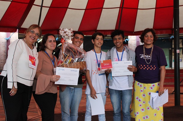 Estudantes da Escola Estadual Domingos Justino, de Mateus Leme, premiados na UFMG Jovem. Foto: Josué Gomes (Proex/UFMG)